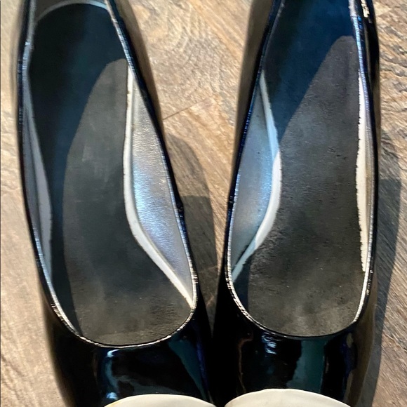 Black and white peep toe pump - Picture 2 of 4